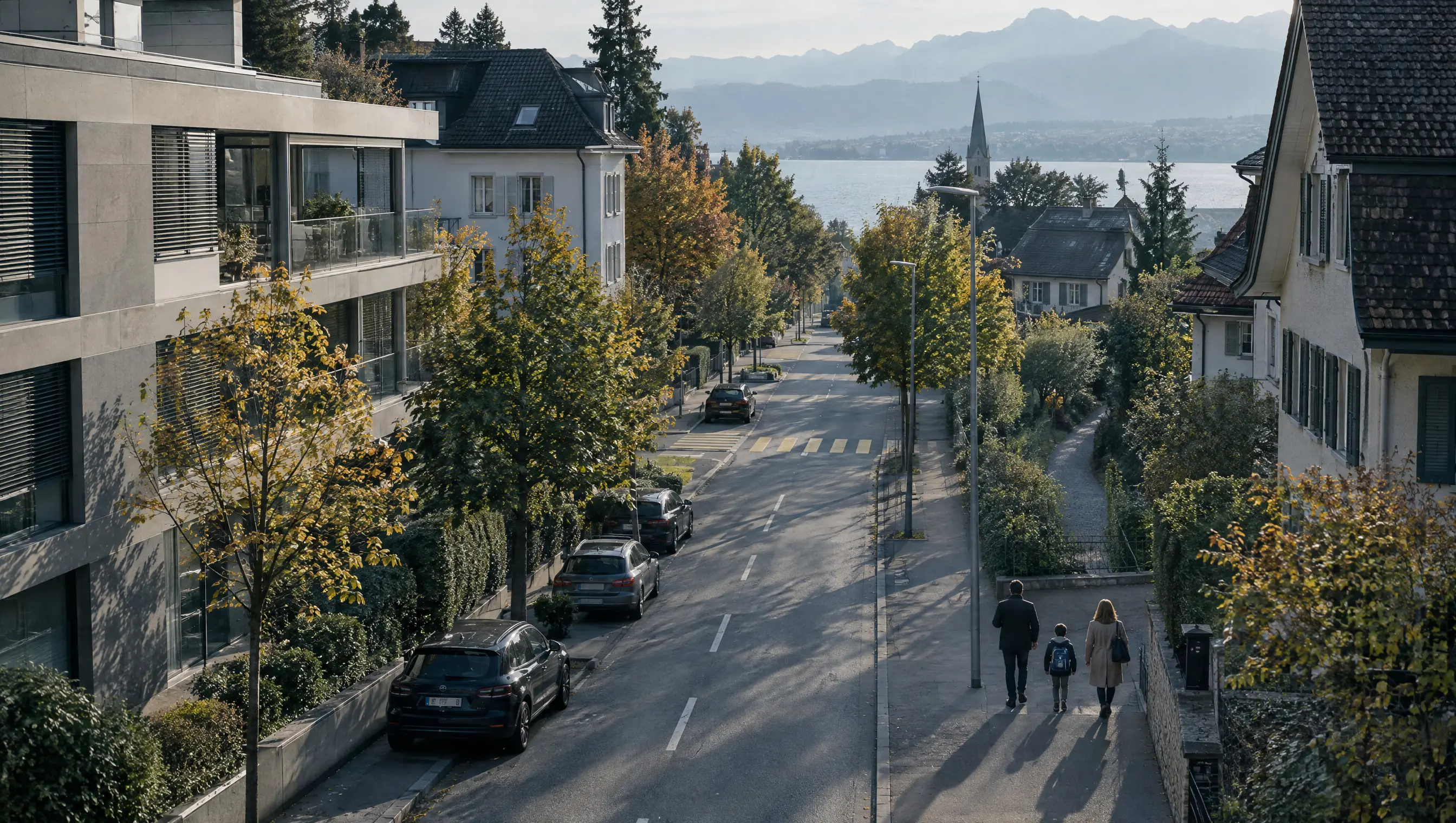 Eine Familie auf dem Weg durch ein ruhiges Wohnquartier in Zug, von oben gesehen