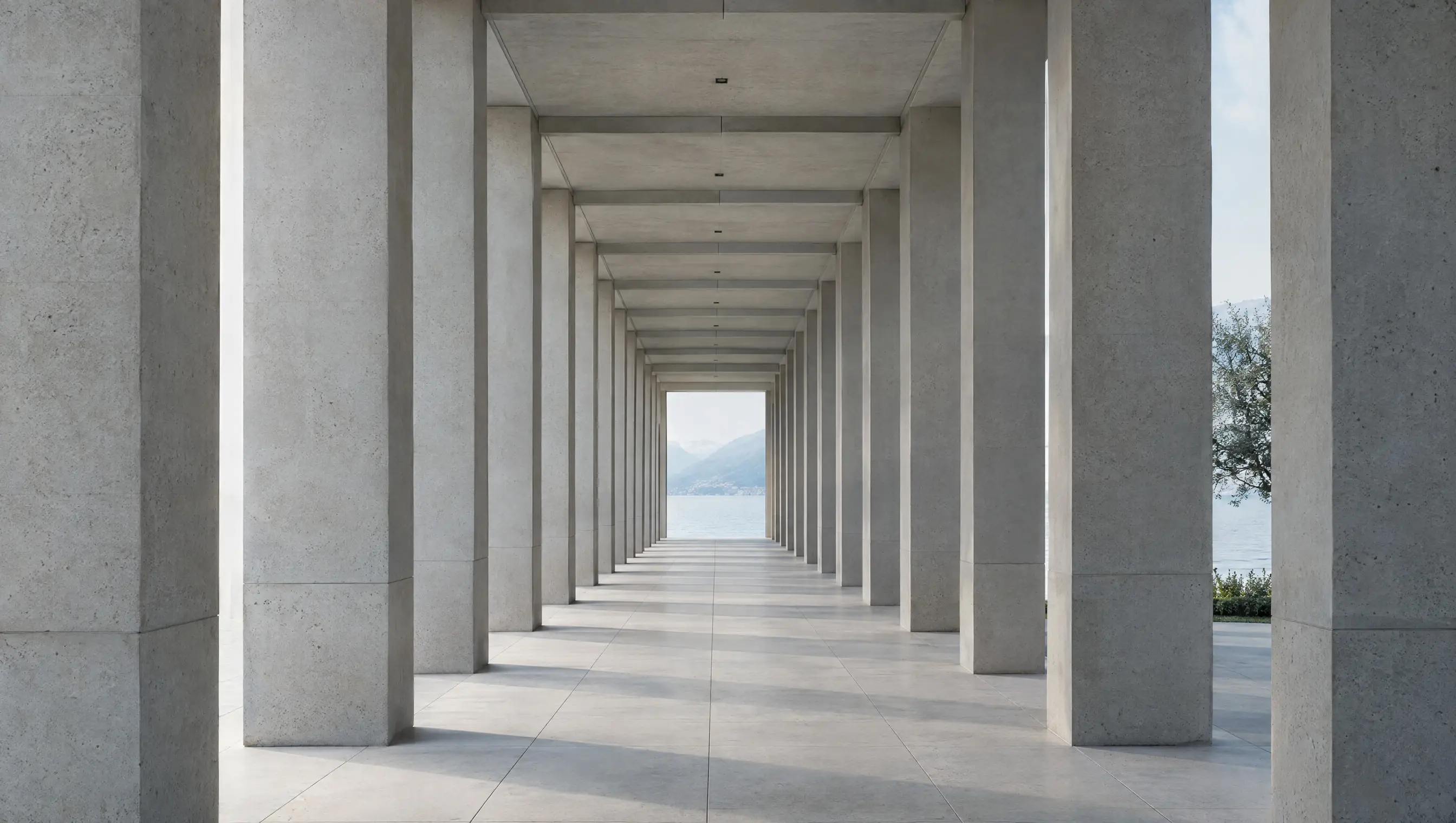 Symmetrischer Säulengang aus Beton